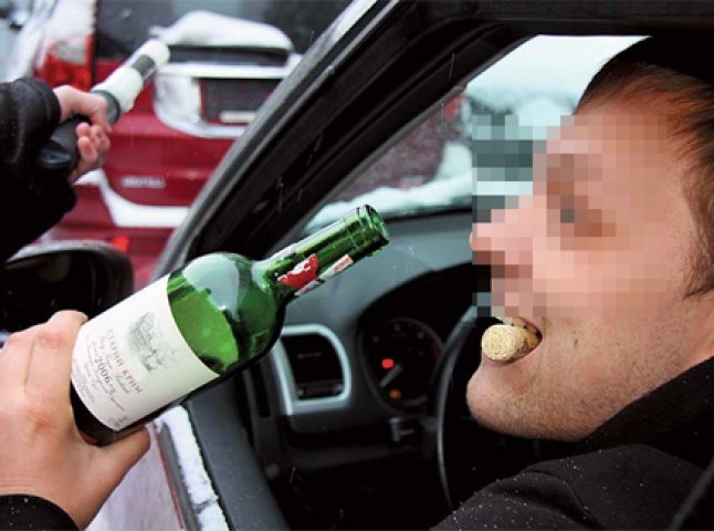 В Ужгороді інспектори ДАІ зупинили п’яного водія, який грубо виражався та... співав пісні