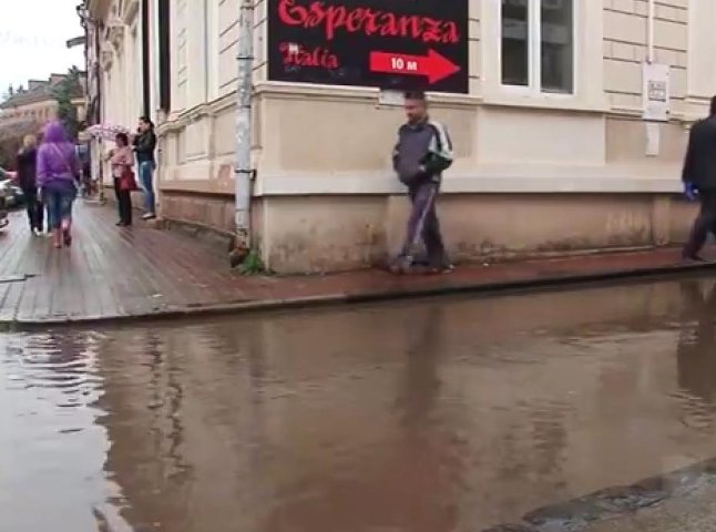 В Ужгороді не справляються з великою кількістю опадів (ВІДЕО)