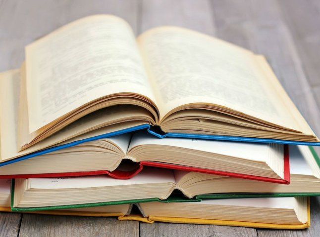 З 1 січня 2023 року неповнолітні українці отримуватимуть сертифікати на придбання книг