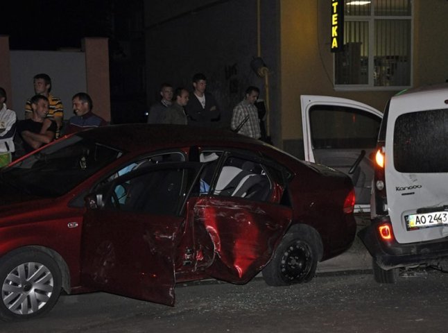Вночі у Хусті сталася потрійна ДТП, в одному із автомобілів перебувало двоє малих дітей