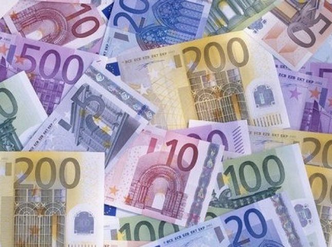 В Ужгороді з квартири місцевої жительки вкрали 3500 євро та 1500 доларів