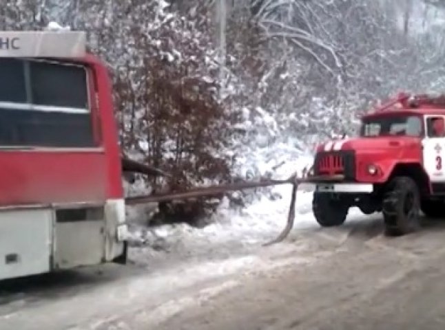 Півтора десятка автомобілів опинилися у сніговій пастці на Закарпатті