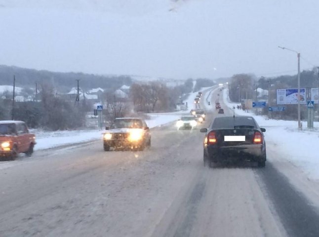 На відрізку траси "Київ-Чоп" від Ужгорода до Мукачева через снігові опади ускладнився рух автомобілів