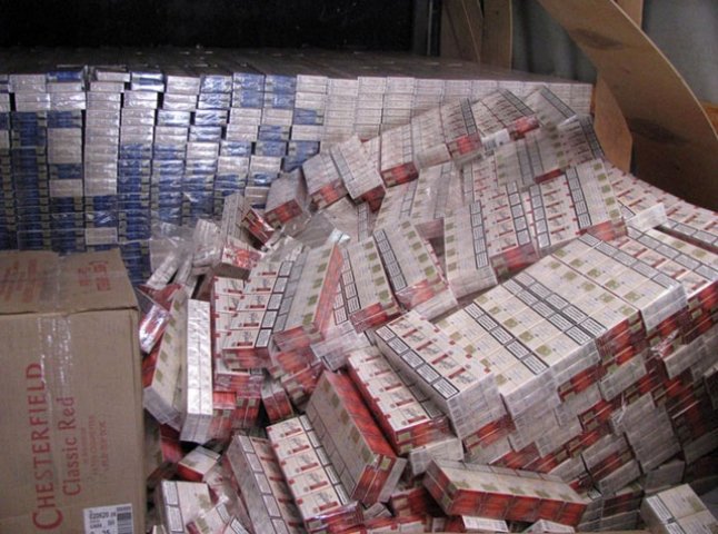 Мукачівські прикордонники виявили 9 ящиків контрабандних цигарок