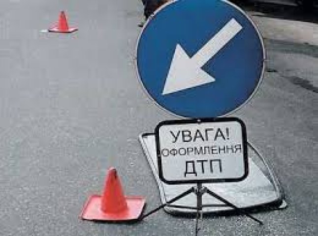 На вулиці Івана Франка у Мукачеві не розминулись дві автівки (ФОТО)