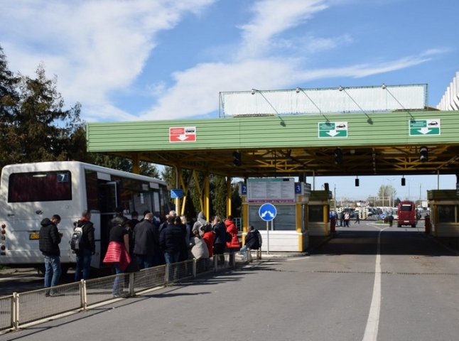 Українці масово повертаються додому на свята: в мережі показали ситуацію на кордоні з Угорщиною