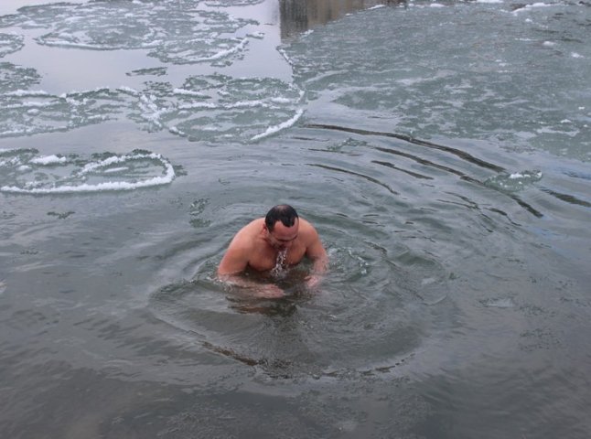 На Водохреща мукачівці активно моржують у Латориці