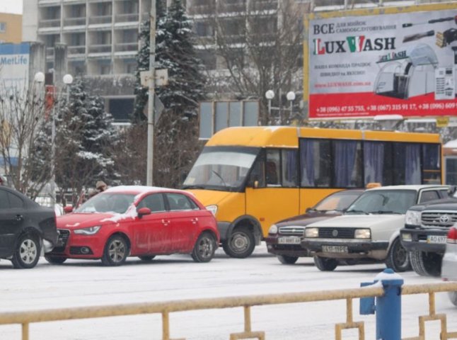 ДТП в Ужгороді: біля "України" не розминулись дві іномарки та "маршрутка"