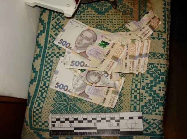 Жінка саме знімала гроші в терміналі: що трапилось у Мукачеві