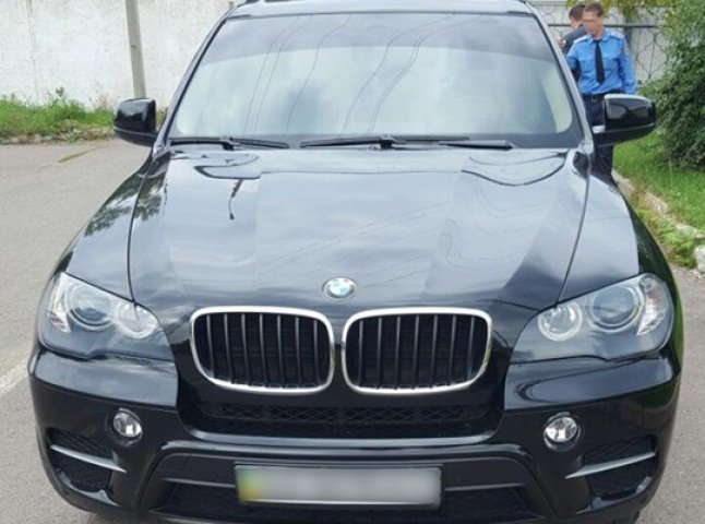 Ужгородські патрульні затримали іномарку "BMW X5" з "перебитим" номером кузова