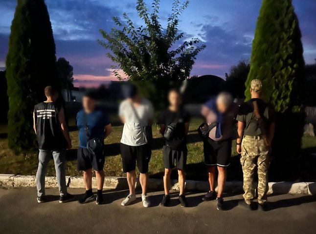 Поблизу кордону затримали чоловіків у супроводі підлітків