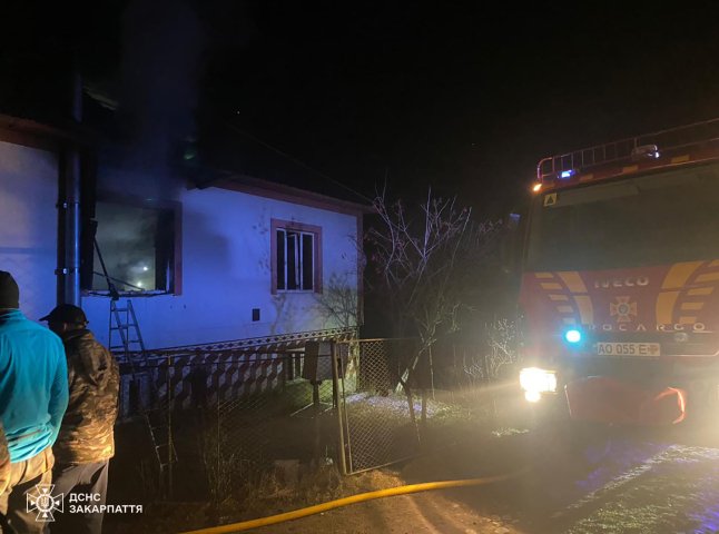 Чоловік відчув запах диму: у селі на Хустщині горів будинок