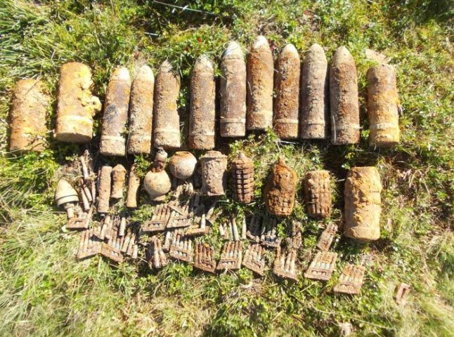 На Рахівщині піротехніки знищили 1655 давніх снарядів 