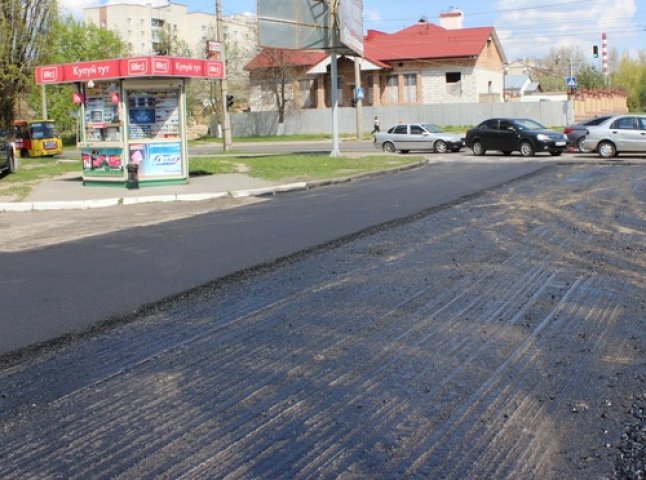 На вулицях Ужгорода зняли старий асфальт, але ремонт не почали