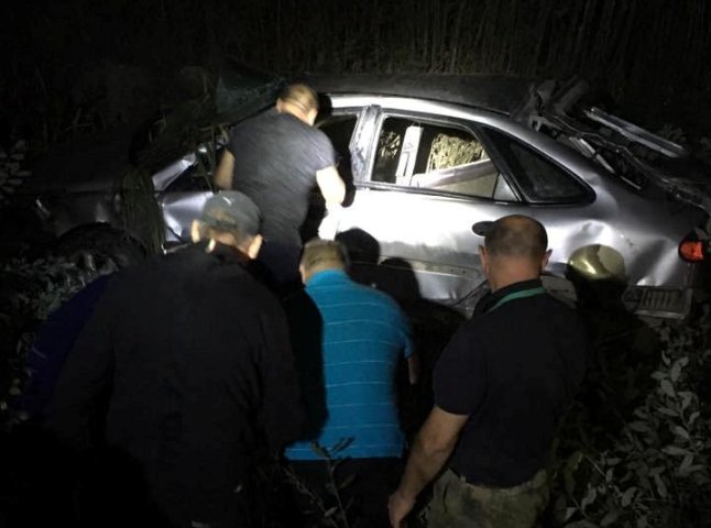 Моторошна ДТП на Мукачівщині: двоє загинуло, ще трьох пасажирів, включаючи дитину, забрала швидка