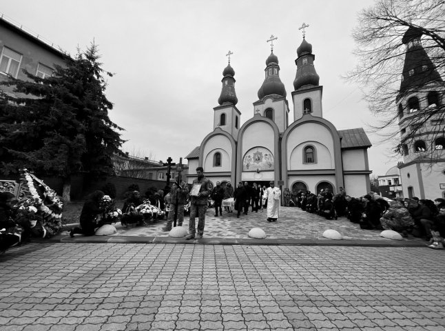 У Мукачеві попрощалися із захисником Михайлом Бідзілею