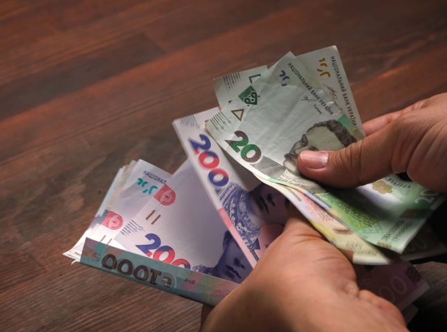 У Мукачеві почали штрафувати водіїв за несплату паркування на платних майданчиках