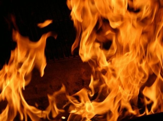 У мікрорайоні "Черьомушки" у Мукачеві загорілась іномарка