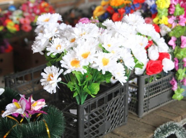 У Мукачеві заборонили продаж і використання штучних пластмасових квітів, вінків та корзин