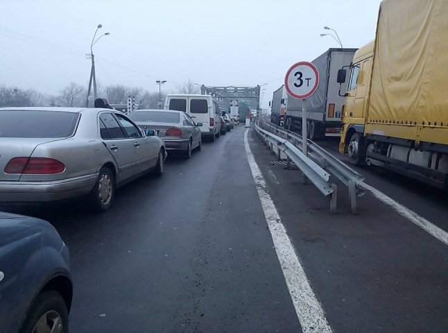 Протягом січна щодоби через пункти пропуску в Закарпатській області ввозилось близько 1200 автівок у режимі "транзит"
