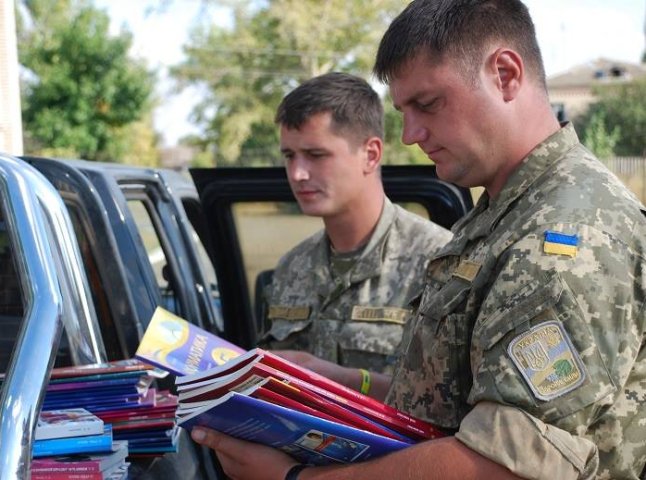 Військові 128-ої бригади подарували книги одній із сільських шкіл Луганщини