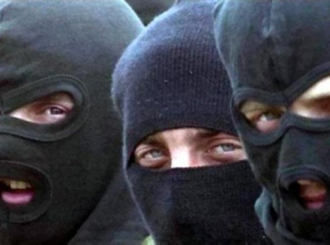 Вночі в Ужгороді троє осіб у масках скоїли злочин