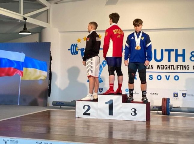 Закарпатець відвернувся від прапора росії під час нагородження на ЧЄ