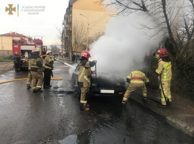 На одній із вулиць Ужгорода загорілась машина