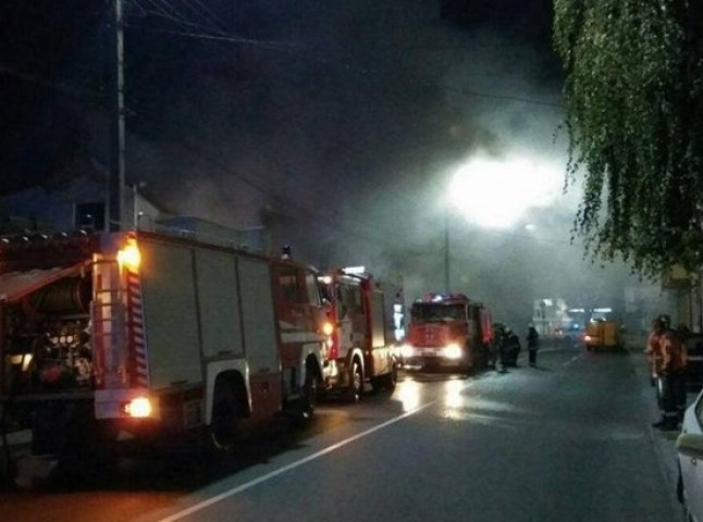 Машстабна нічна пожежа в Ужгороді: вогонь охопив декілька будинків