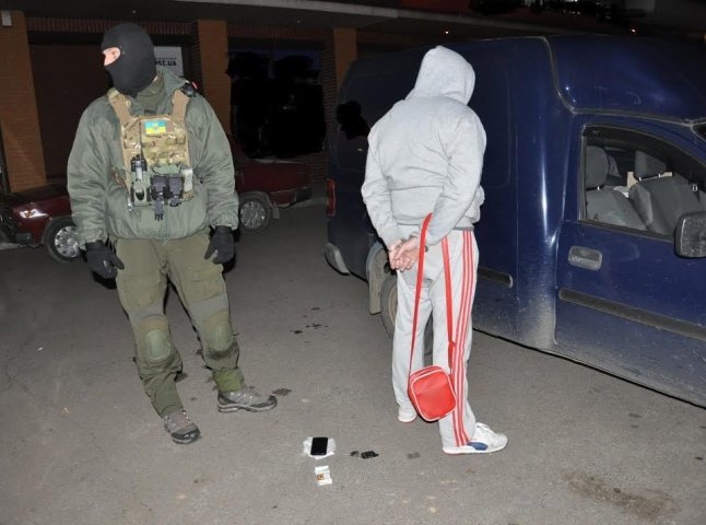 В Ужгороді СБУ затримали групу продавців контрабандної зброї