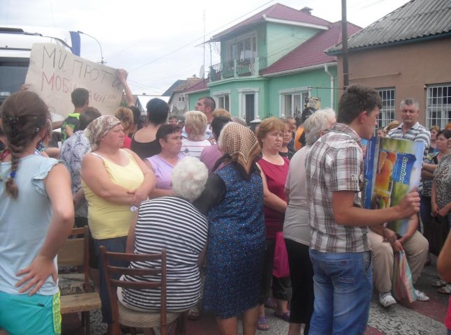 У Ракошині запекла дискусія із губернатором, люди відмовляються розблоковувати трасу Київ-Чоп