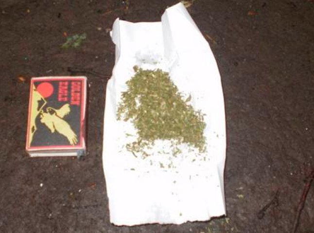 Мукачівські патрульні затримали на нічній вулиці молодика з марихуаною