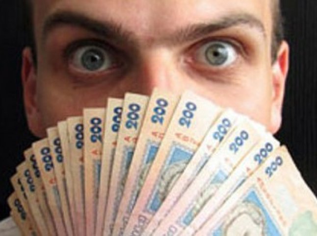 Новий вид шахрайства у Мукачеві: псевдоадвокат виманив від чоловіка 30 тисяч гривень за неіснуюче ДТП