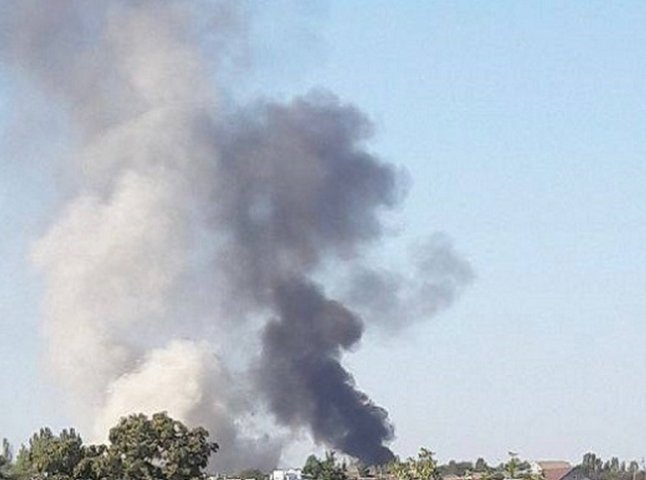У Херсоні пролунали вибухи: горить техніка окупантів