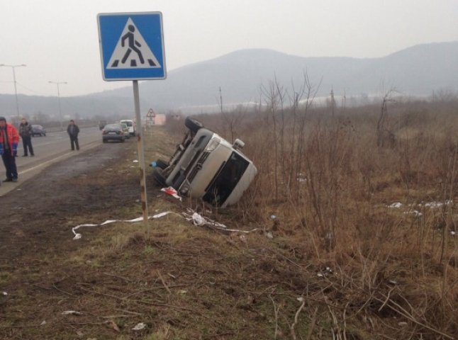 Семеро пасажирів постраждало: наслідки перекидання маршрутки поблизу Ужгорода