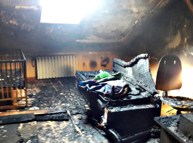 10 рятувальників гасили пожежу у дворівневій квартирі