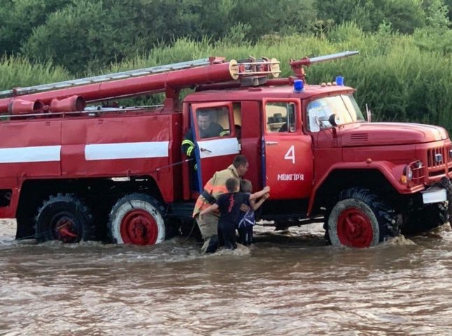 На Закарпатті рятували трьох дітей, які опинились посеред річки: оприлюднено відео
