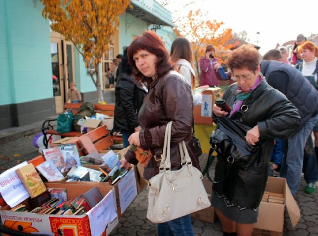 На благодійному ярмарку в Ужгороді волонтери зібрали понад 10 тисяч гривень