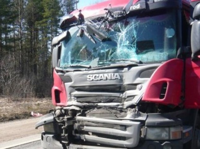 На Воловеччині у ДТП потрапила вантажівка. Водія із розтрощеної кабіни вивільняли спецзасобами