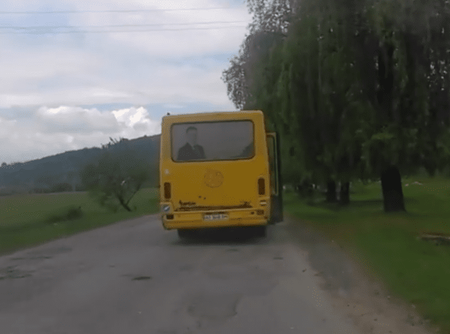 Як на Іршавщині автобус із відчиненими дверима їздить
