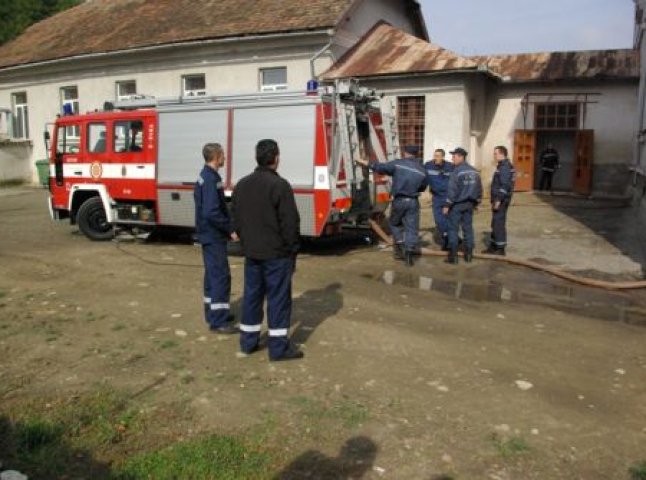 У Берегові горіло підвальне приміщення школи: всіх учнів і вчителів евакуйовано (ФОТО)