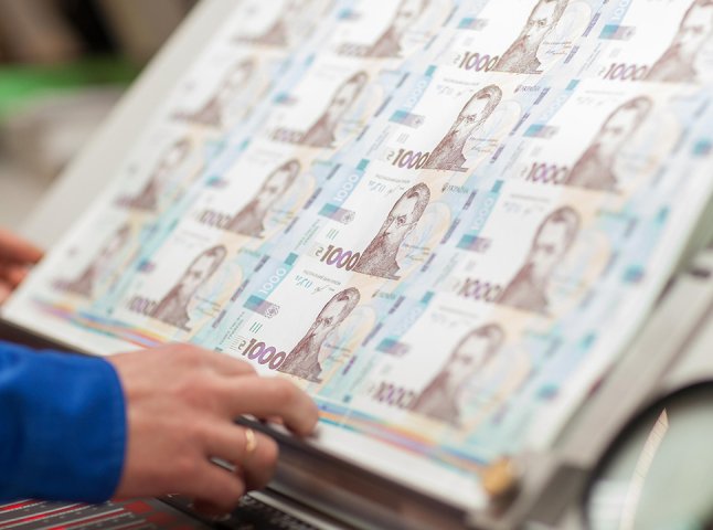 В Україні розпочали друк нових банкнот номіналом тисячу гривень