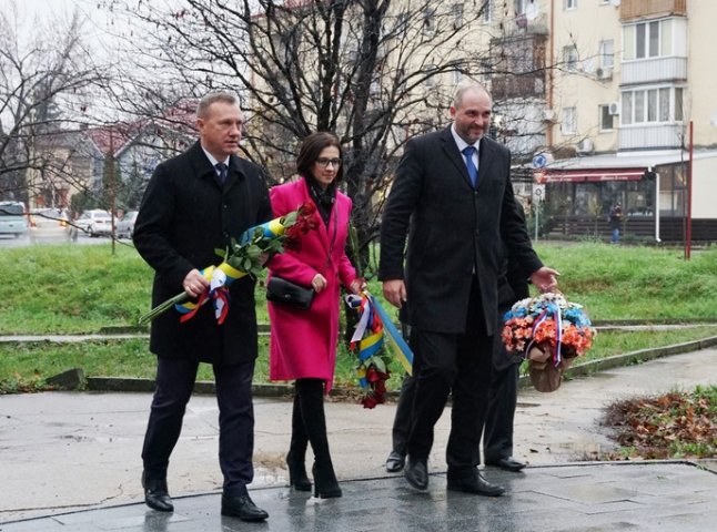 В Ужгороді відбулося покладання квітів до пам’ятників Мілану Штефанику і Томашу Масарику