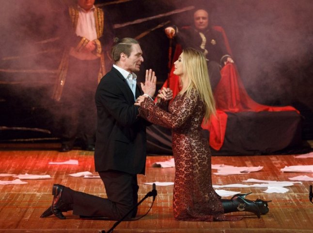 Сьогодні в Ужгороді покажуть легендарну виставу "Майстер і Маргарита", головну роль в якій зіграє Ольга Сумська