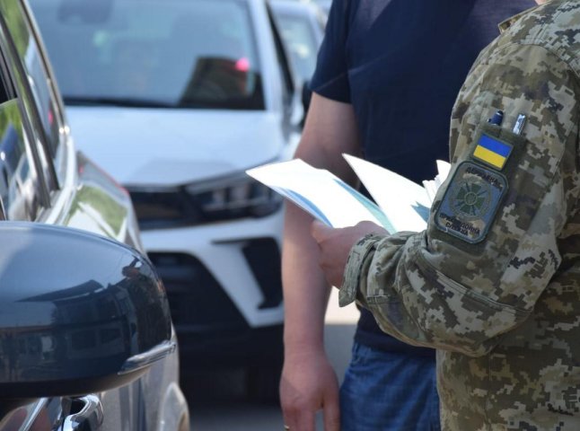 Що буде з чоловіками, які незаконно виїхали за кордон