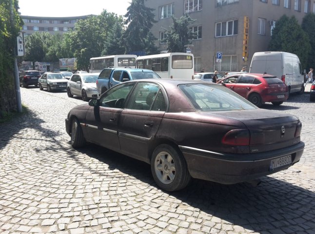 Водії перетворили тротуар на вулиці Ракоці в Ужгороді на стоянку
