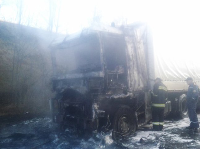 Прямо на дорозі у селі Гукливе загорілась вантажівка "Рено"