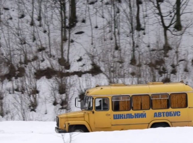Автобуси ламаються, а дітям іноді доводиться проводити перший урок у медпункті: батьки розповіли про проблему на Хустщині