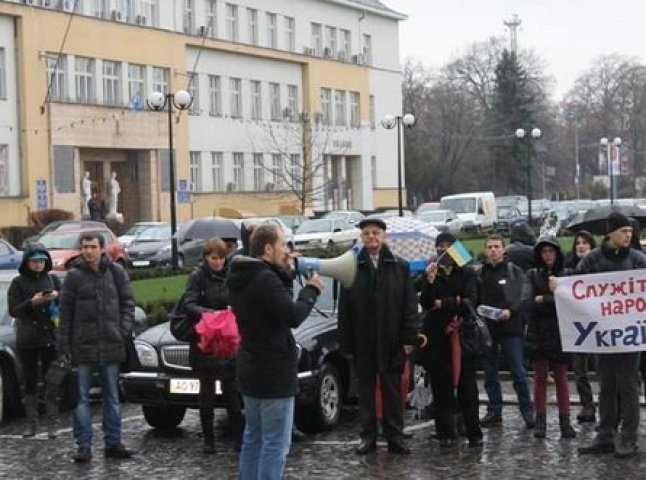В Ужгороді активісти під проливним дощем влаштували пікет під будівлею Закарпатської ОДА