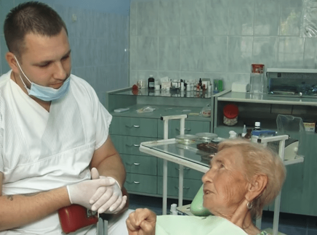 Лікар-стоматолог влаштував неймовірну акцію. Закарпатці в захваті 